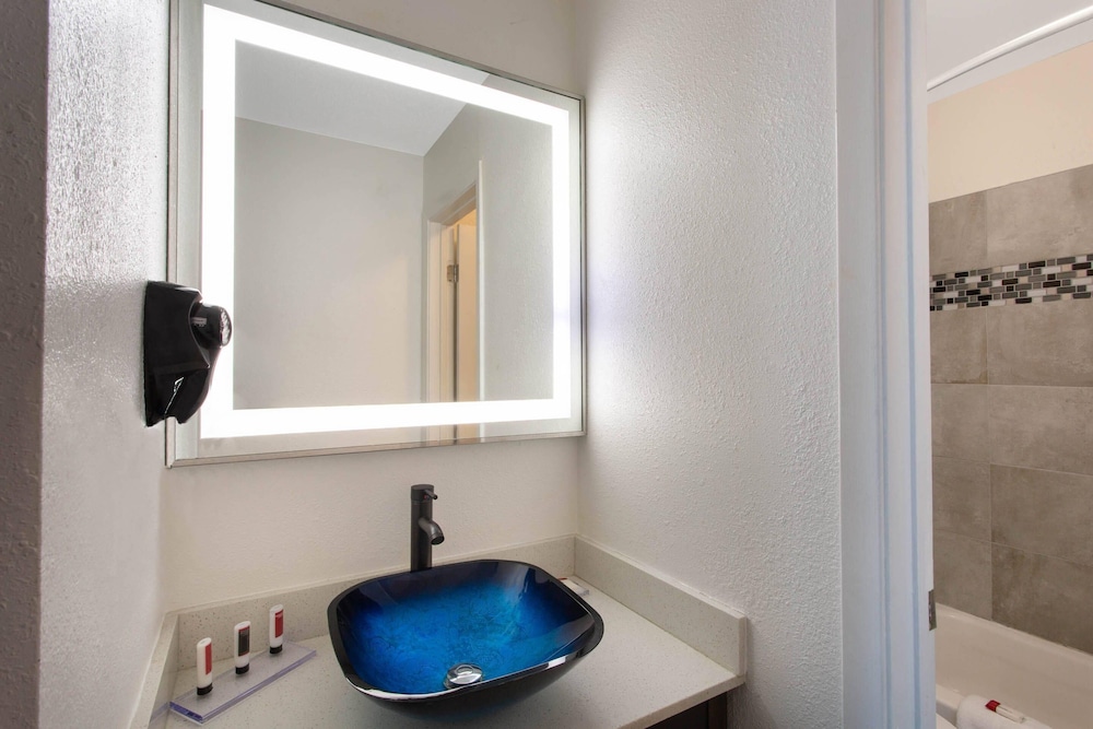 university inn and suites