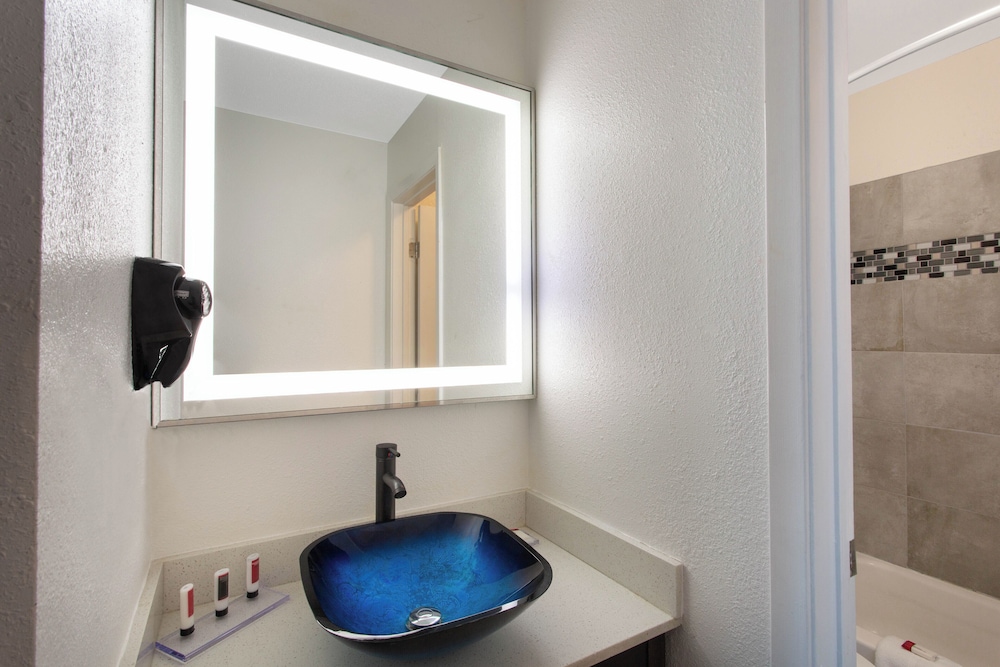 university inn and suites