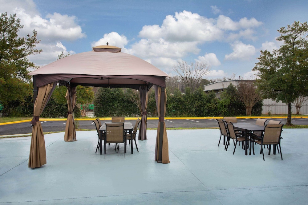university inn and suites