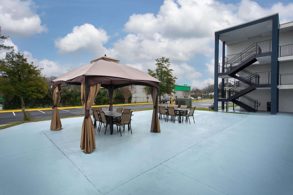 university inn and suites