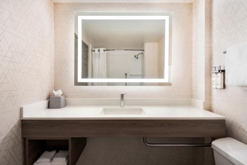 holiday inn express and suites mobile west i 10 by ihg