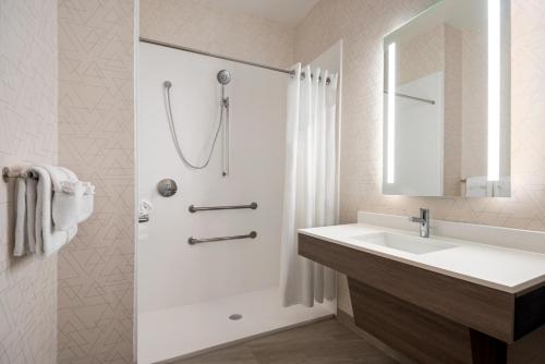 holiday inn express and suites mobile west i 10 by ihg