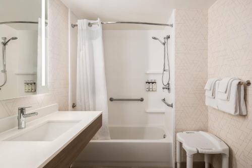 holiday inn express and suites mobile west i 10 by ihg