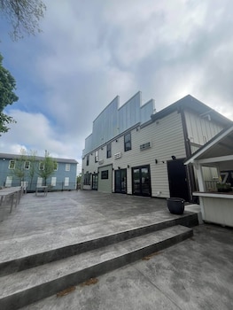 The Grant Hotel And Venue,,2 star