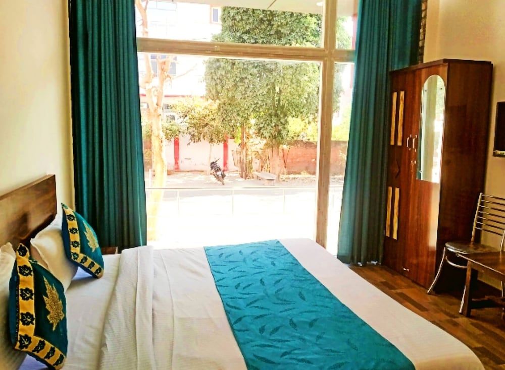 hotel the nv grand palace vrindavan