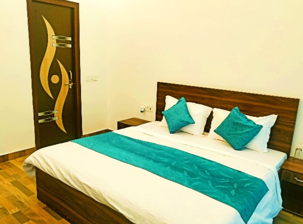 hotel the nv grand palace vrindavan