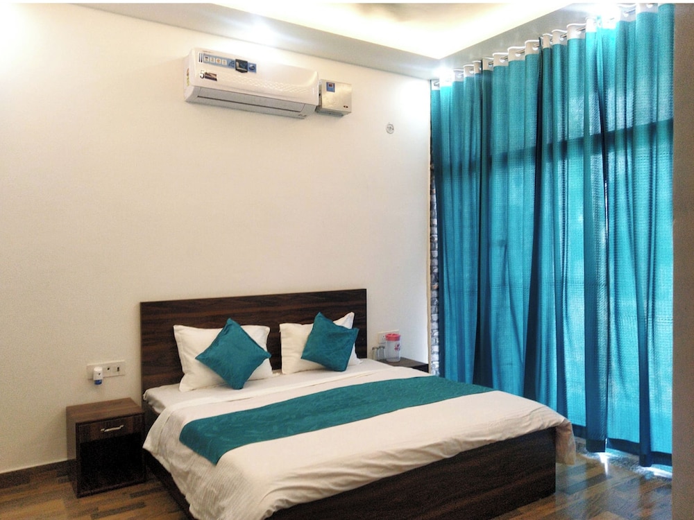 hotel the nv grand palace vrindavan