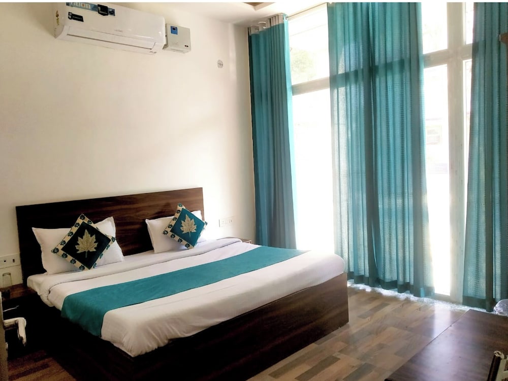 hotel the nv grand palace vrindavan