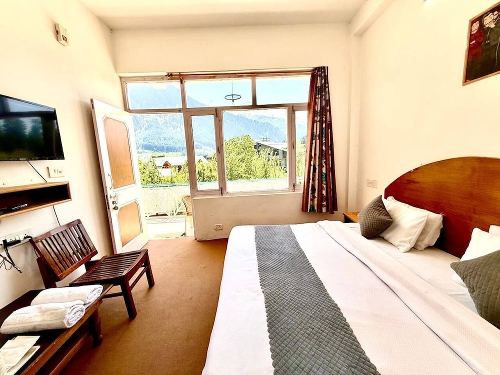 hotel the premium villa old manali view