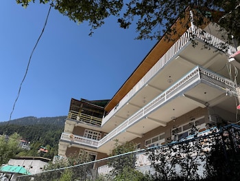 hotel the premium villa old manali view