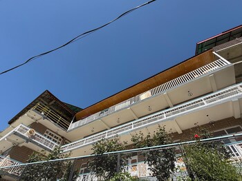 hotel the premium villa old manali view