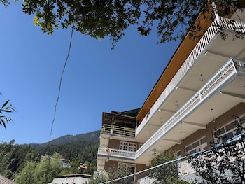 hotel the premium villa old manali view