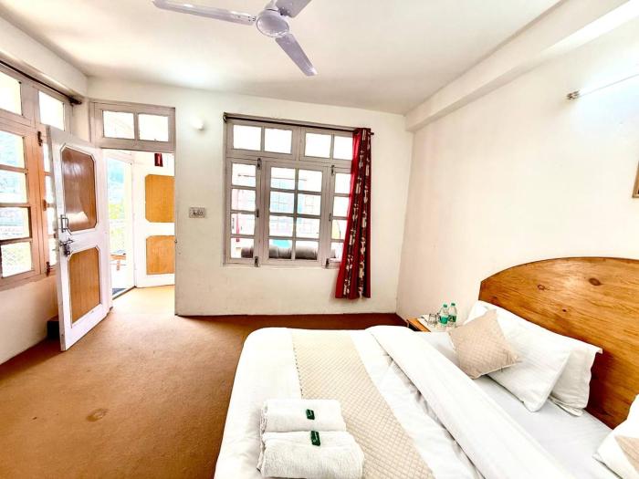 hotel the premium villa old manali view