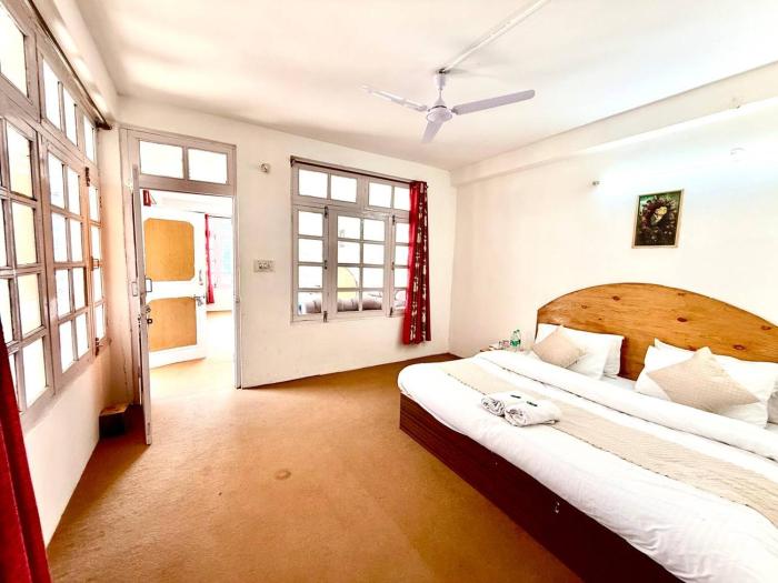 hotel the premium villa old manali view