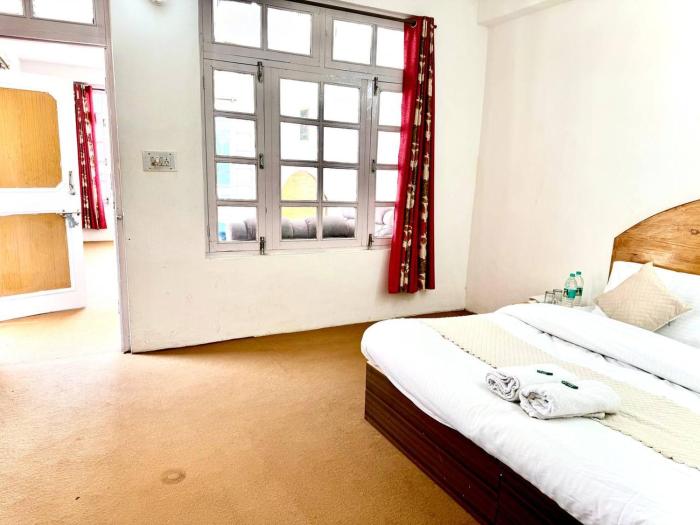 hotel the premium villa old manali view