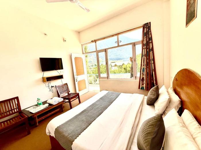 hotel the premium villa old manali view