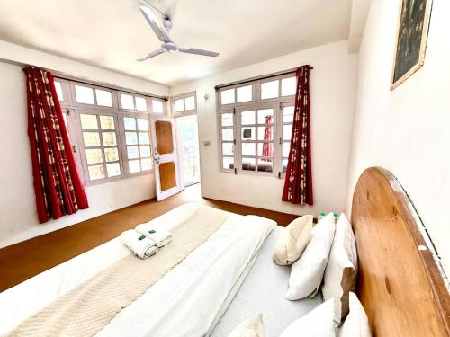 hotel the premium villa old manali view