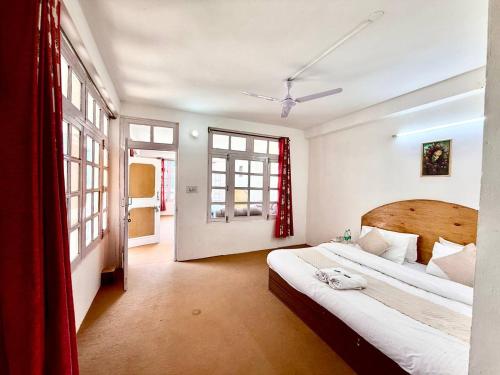 hotel the premium villa old manali view