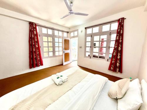 hotel the premium villa old manali view