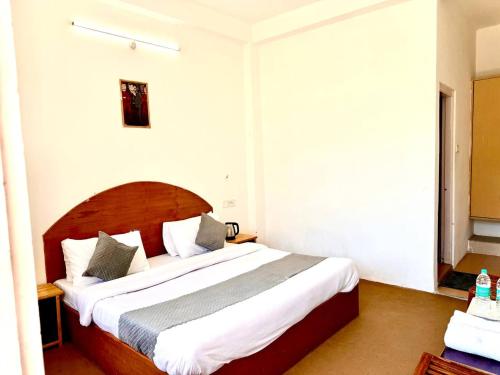 hotel the premium villa old manali view