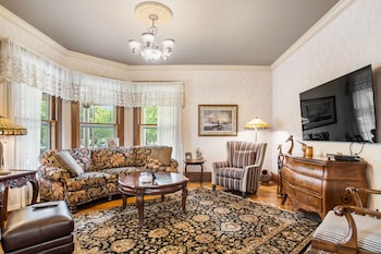 The Inn Of Saugatuck,447 Butler St,2 star