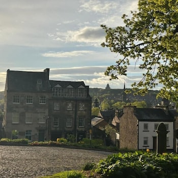 The Hideaway - 2-Bedroom Apartment With Outdoor Terrace & Free Parking,,4 star