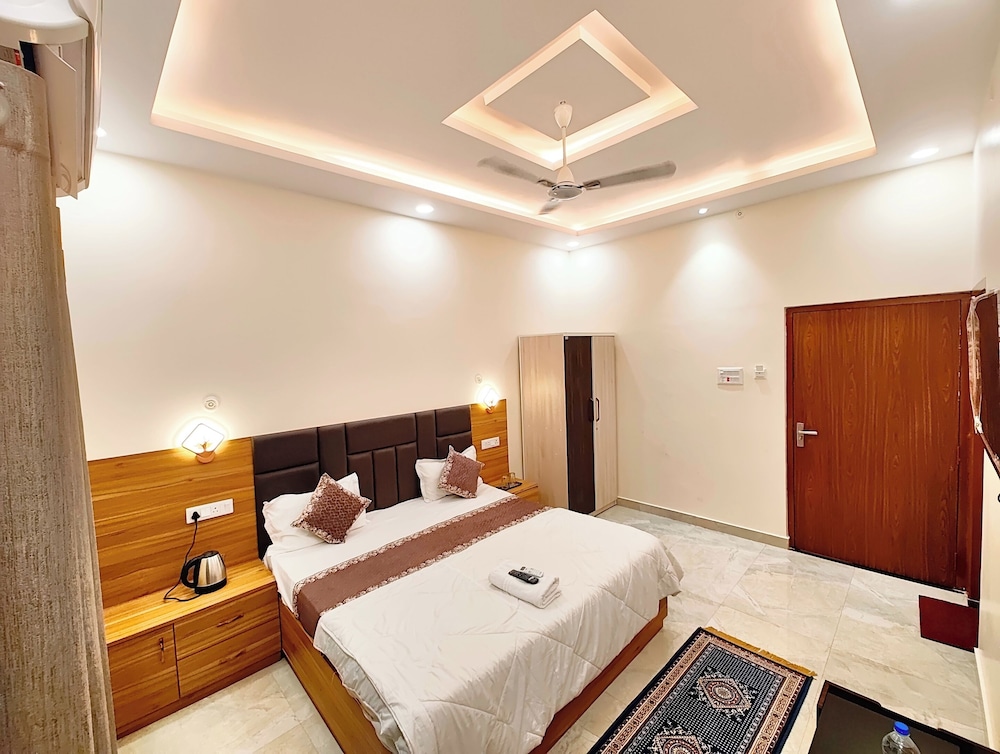 hotel vrindavan palace ayodhya