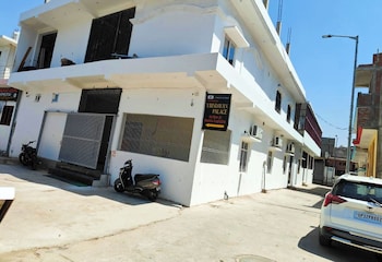 hotel vrindavan palace ayodhya