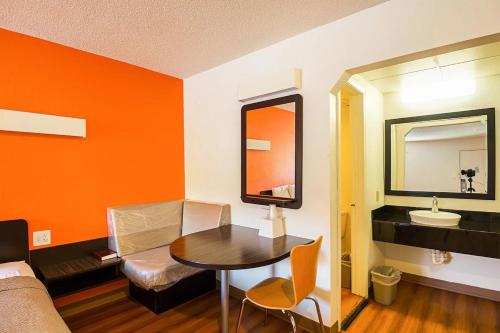 Economy Hotel Kansas City,,2 star