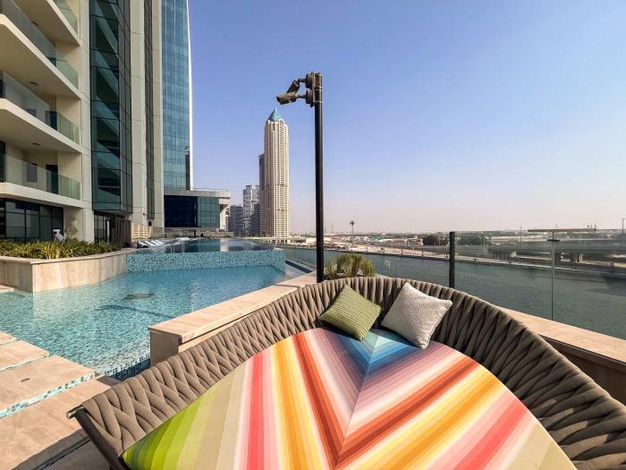 chic 1br at the canal business bay