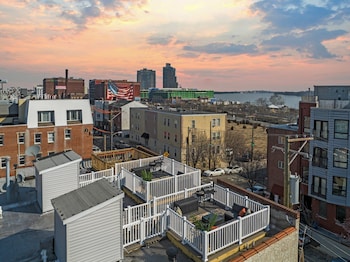 Kid Friendly-Parking-Roof Deck,354 N Front St,3 star