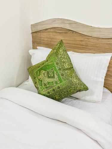 hotel the golden bird