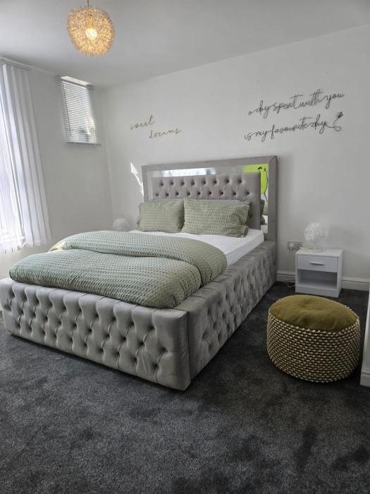 luxury stylish charming city apartment with private entrance in wolverhampton