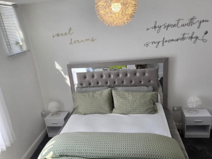 luxury stylish charming city apartment with private entrance in wolverhampton