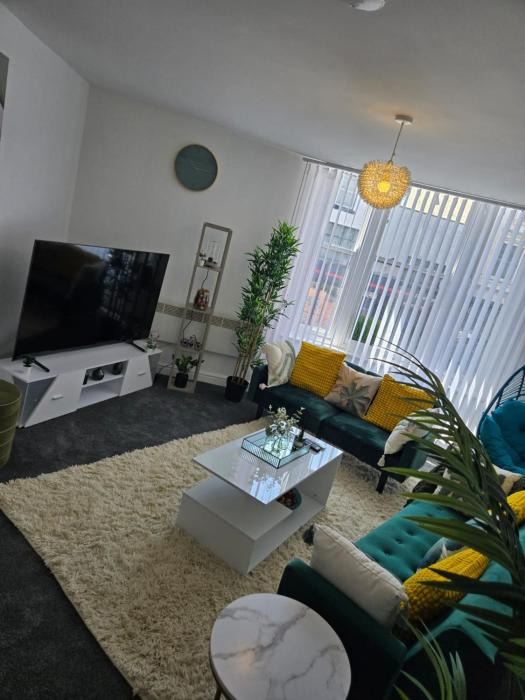 luxury stylish charming city apartment with private entrance in wolverhampton