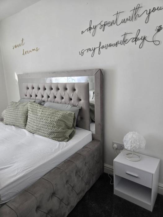 luxury stylish charming city apartment with private entrance in wolverhampton