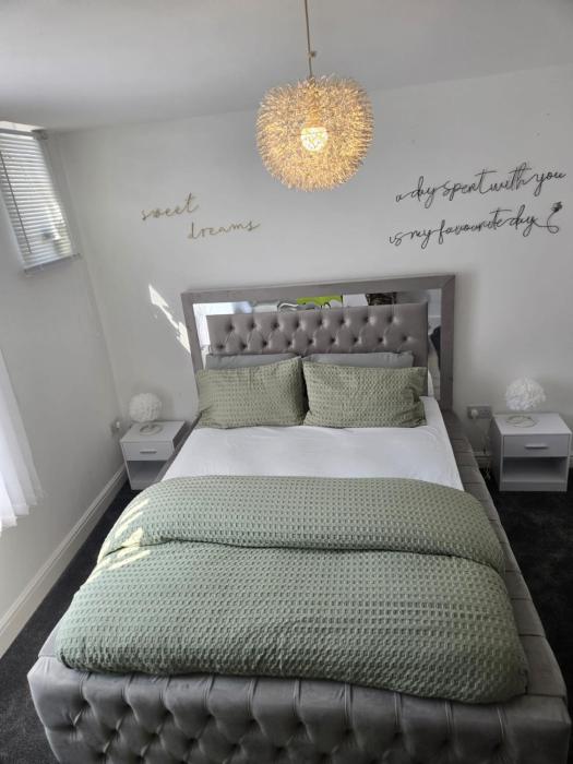 luxury stylish charming city apartment with private entrance in wolverhampton