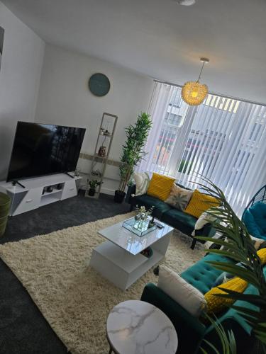 luxury stylish charming city apartment with private entrance in wolverhampton
