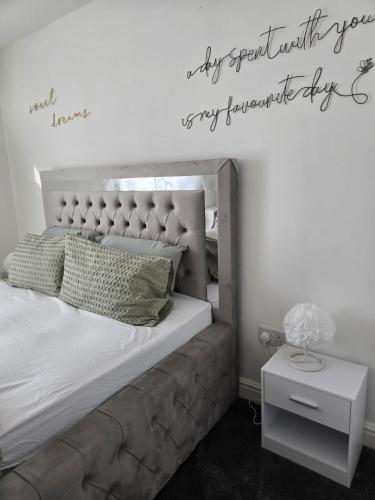 luxury stylish charming city apartment with private entrance in wolverhampton