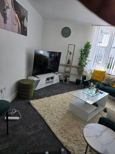 luxury stylish charming city apartment with private entrance in wolverhampton
