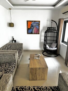 r cottage studio apartments