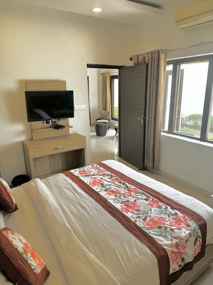 r cottage studio apartments