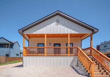 3br 2ba cityscape haven with panoramic tower view