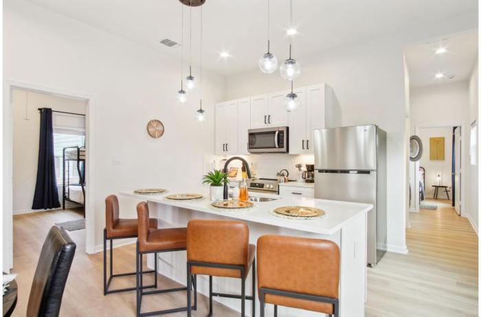 3br 2ba cityscape haven with panoramic tower view