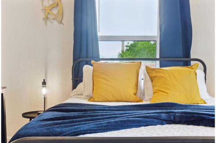 3br 2ba cityscape haven with panoramic tower view