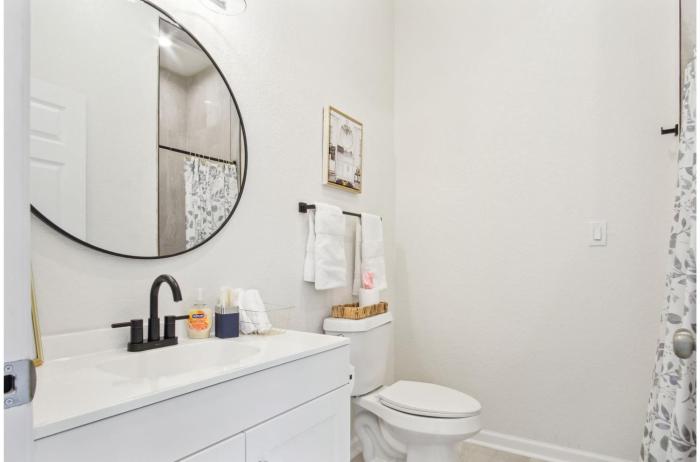 3br 2ba cityscape haven with panoramic tower view