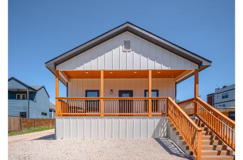 3br 2ba cityscape haven with panoramic tower view
