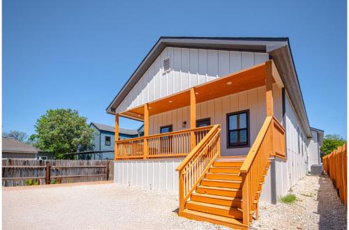 3br 2ba cityscape haven with panoramic tower view