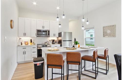 3br 2ba cityscape haven with panoramic tower view