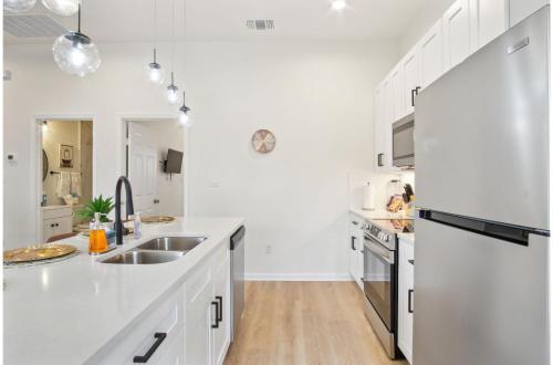 3br 2ba cityscape haven with panoramic tower view
